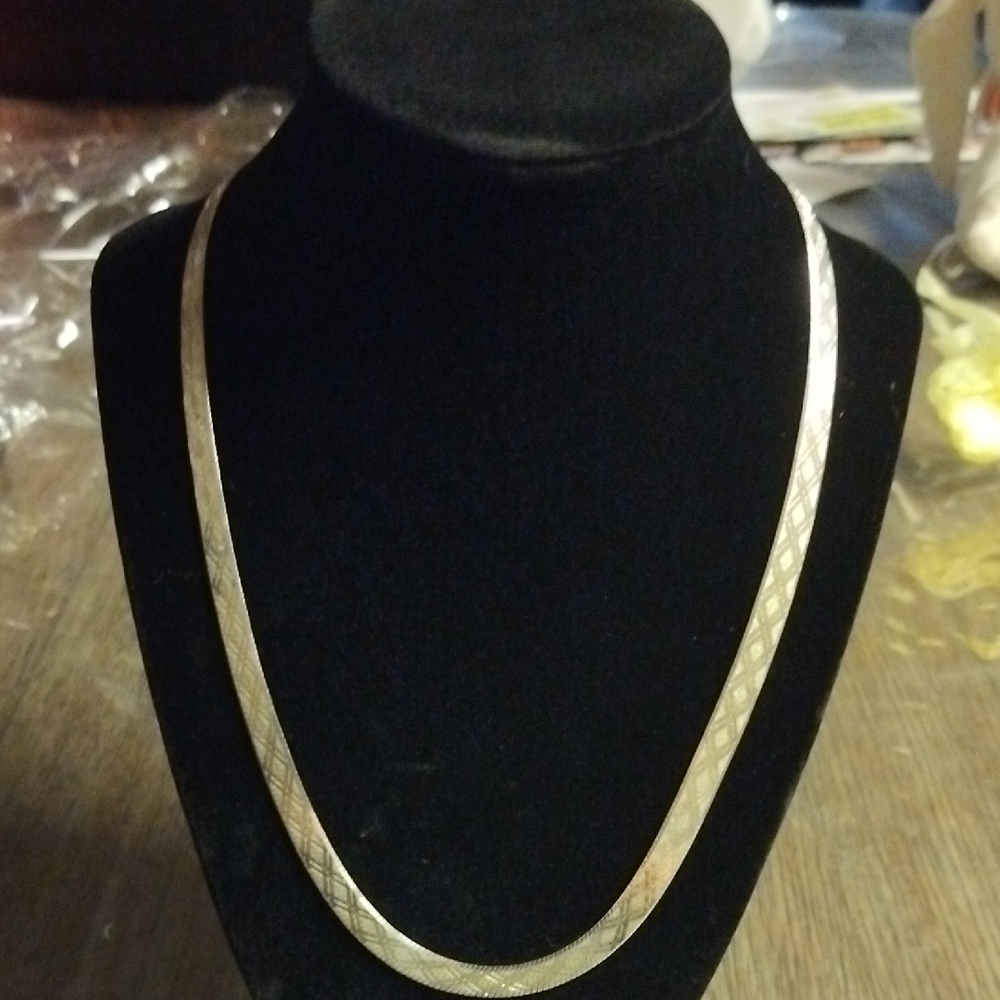 Chic Silver Patterned Necklace